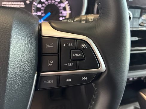 Used 2024 Toyota Highlander XLE AWD/4WD image 22