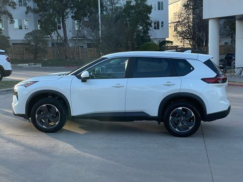 Used 2024 Nissan Rogue SV image 3