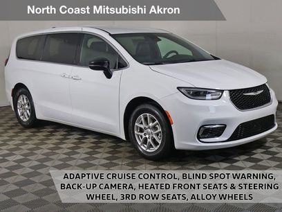 Used 2025 Chrysler Pacifica Select