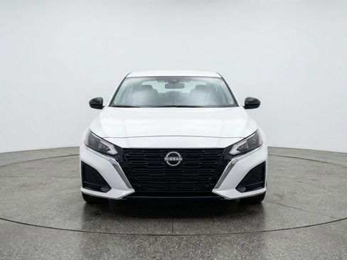 Used 2025 Nissan Altima 2.5 SV FWD image 2