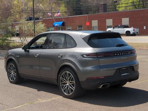 Used 2024 Porsche Cayenne AWD/4WD image 6