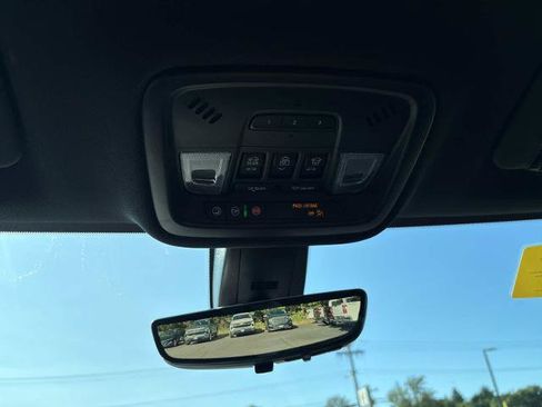Used 2023 Chevrolet Traverse Premier AWD/4WD image 32