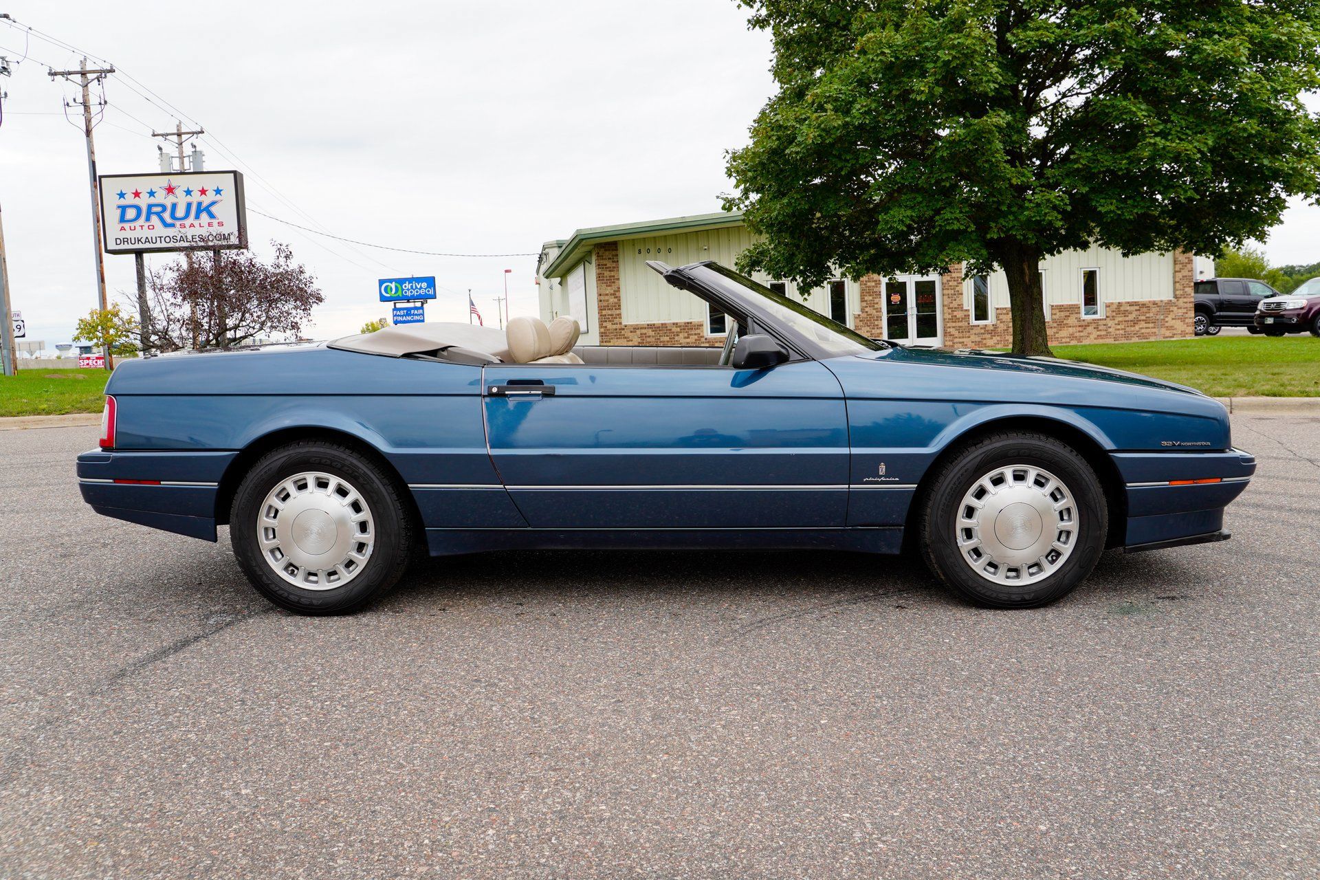 Used 1993 Cadillac Allante FWD image 2