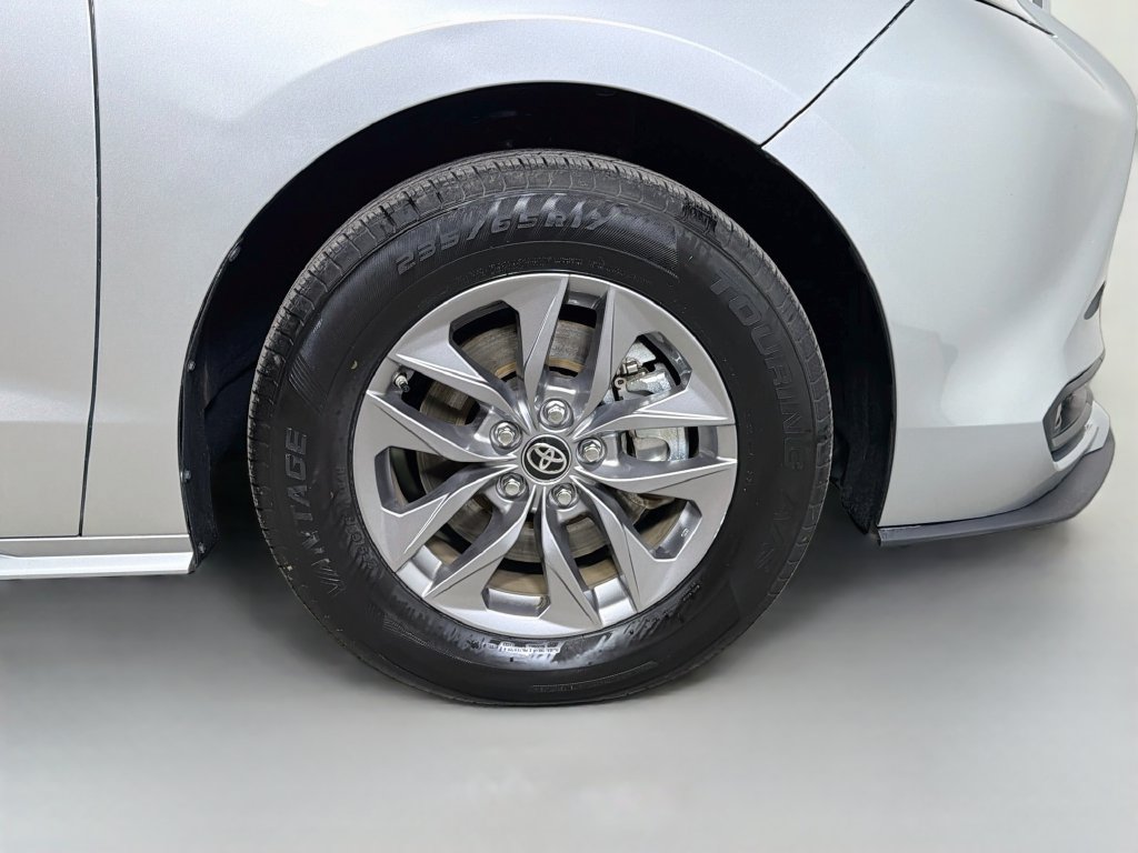 Used 2025 Toyota Sienna XLE FWD image 28