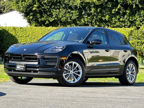 Certified 2025 Porsche Macan image 1