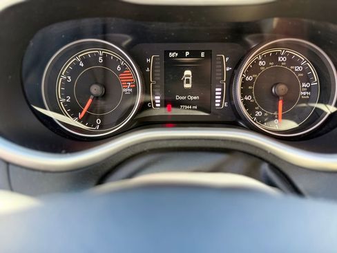 Used 2016 Jeep Cherokee Latitude w/ Comfort & Sound Group image 7