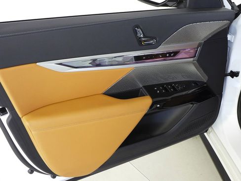 Used 2023 BMW 740i w/ Parking Assistance Package image 11