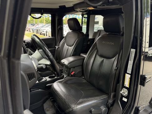 Used 2017 Jeep Wrangler Unlimited Sahara w/ Connectivity Group AWD/4WD image 17