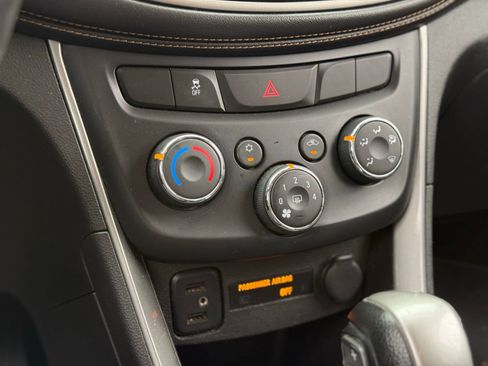 Used 2018 Chevrolet Trax LT w/ LT Convenience Package FWD image 18