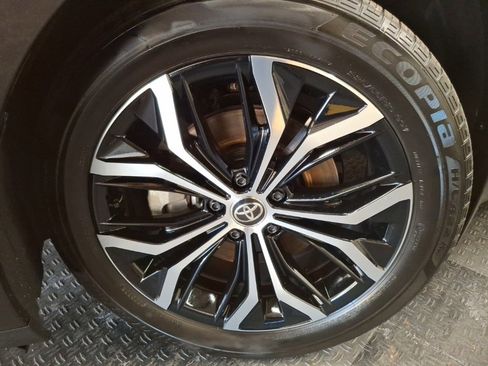 Used 2023 Toyota Crown XLE image 3