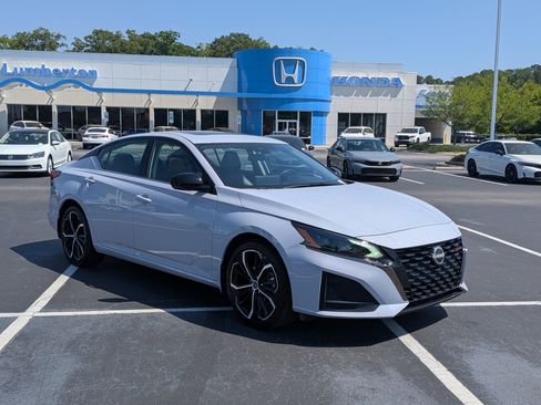 Used 2025 Nissan Altima 2.5 SR w/ SR Premium Package image 1