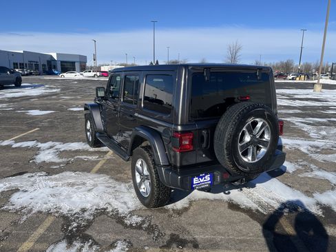 Used 2019 Jeep Wrangler Unlimited Sahara image 4