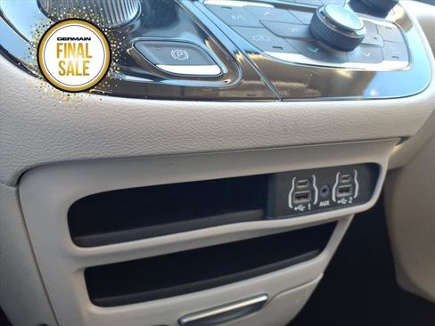 Used 2024 Chrysler Pacifica Touring-L image 21