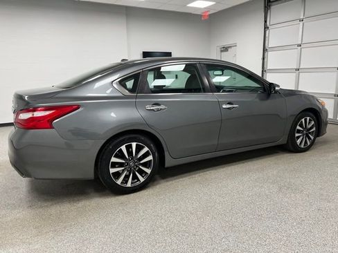 Used 2017 Nissan Altima 2.5 SL w/ Moonroof Package FWD image 11