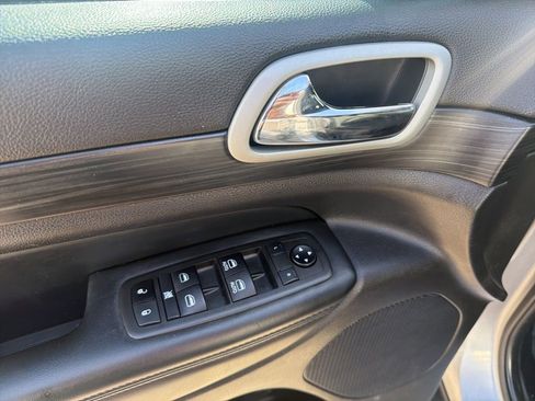 Used 2021 Jeep Grand Cherokee Laredo AWD/4WD image 13