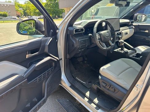 Used 2024 Toyota Tacoma Limited w/ Limited Package (LT) AWD/4WD image 8
