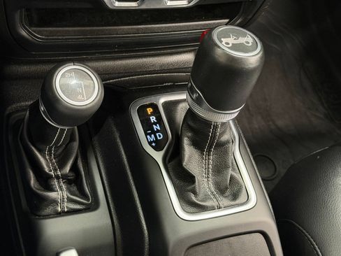 Used 2018 Jeep Wrangler Unlimited Sahara AWD/4WD image 15