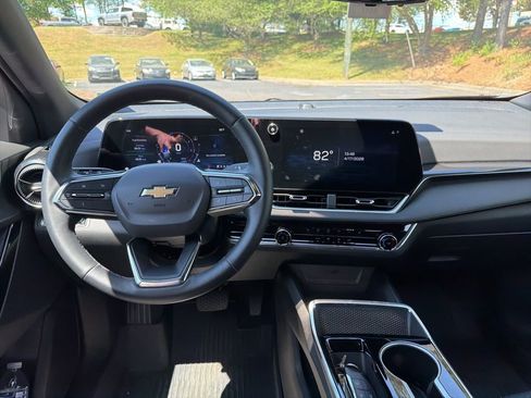 Used 2025 Chevrolet Equinox LT w/ Safety and Technology Package image 8