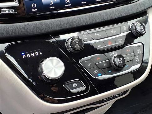 Used 2024 Chrysler Pacifica Touring-L image 14