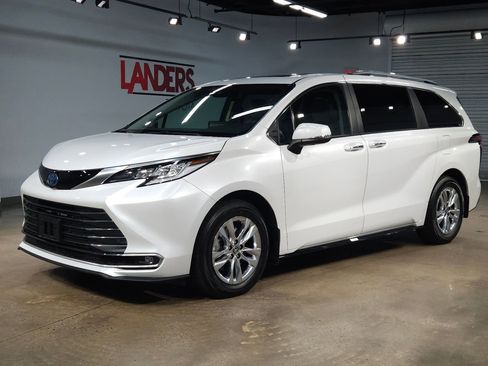 Certified 2024 Toyota Sienna Limited FWD image 3