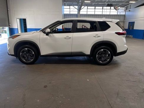 Used 2024 Nissan Rogue SV FWD image 6