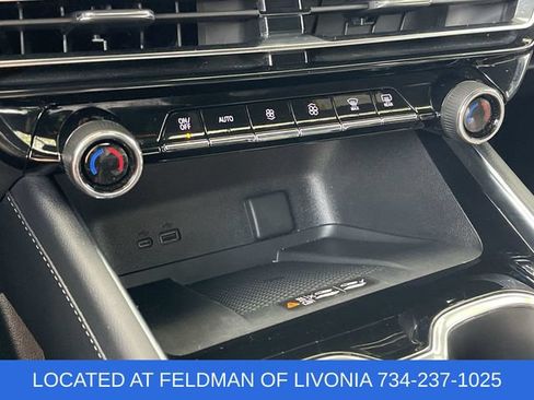 Used 2025 Chevrolet Traverse LT w/ Midnight/Sport Edition AWD/4WD image 18