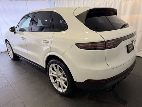 Used 2023 Porsche Cayenne Platinum Edition image 3