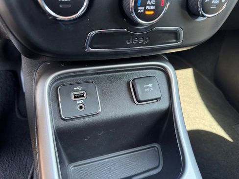 Used 2018 Jeep Compass Latitude FWD image 22
