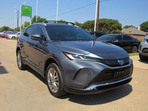 Used 2023 Toyota Venza Limited image 4