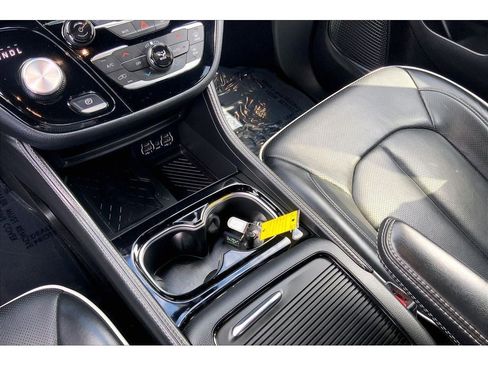 Used 2025 Chrysler Pacifica Limited FWD image 19