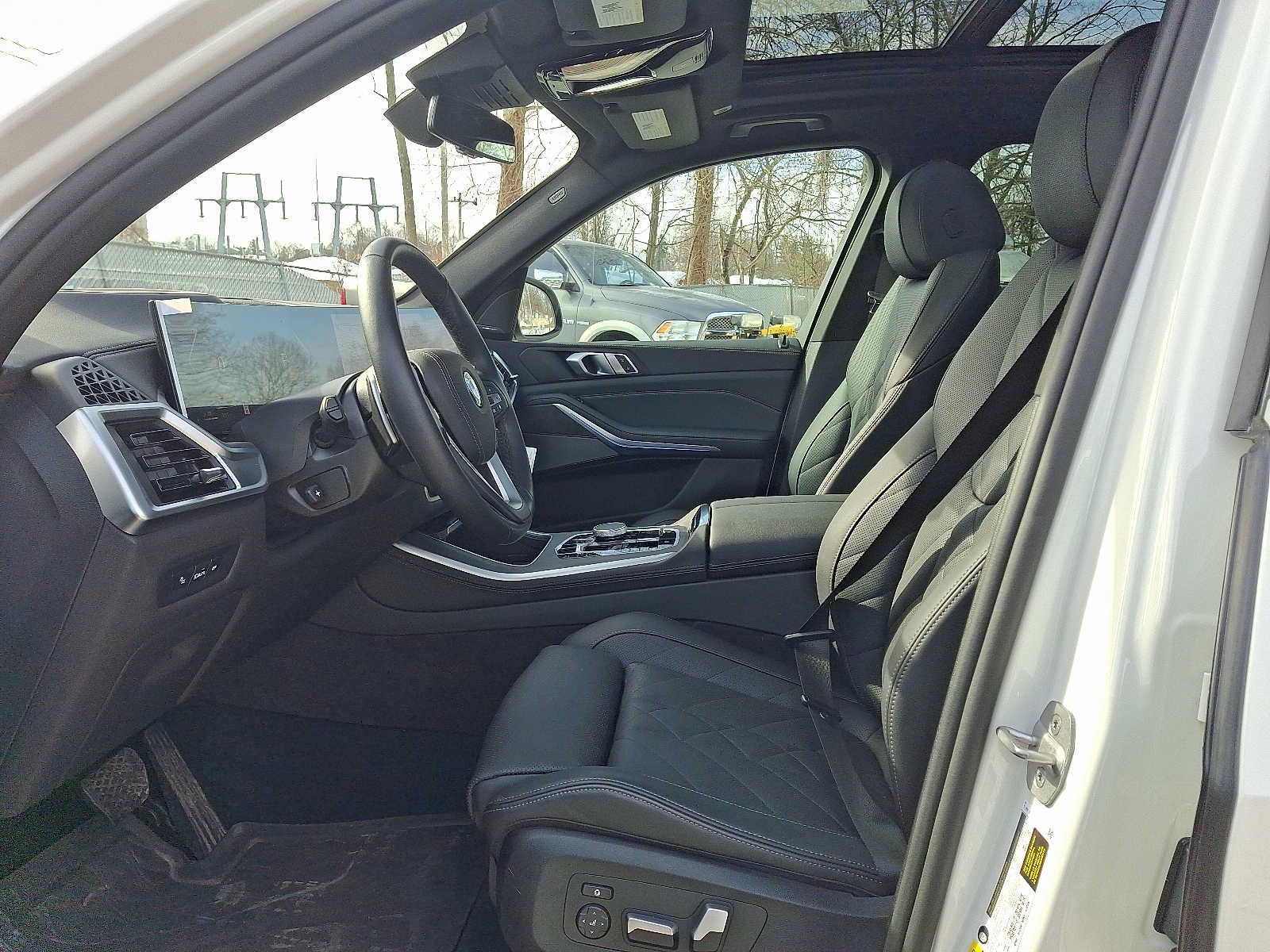Used 2025 BMW X5 xDrive50e w/ Premium Package AWD/4WD image 13