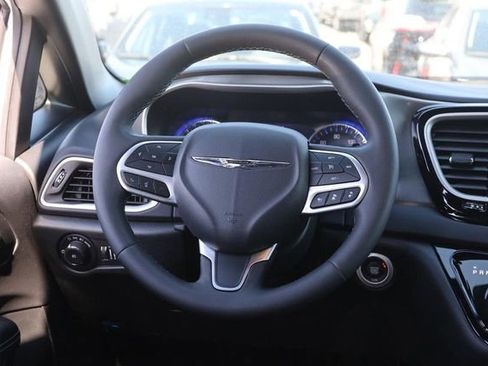 Used 2025 Chrysler Pacifica Select image 22
