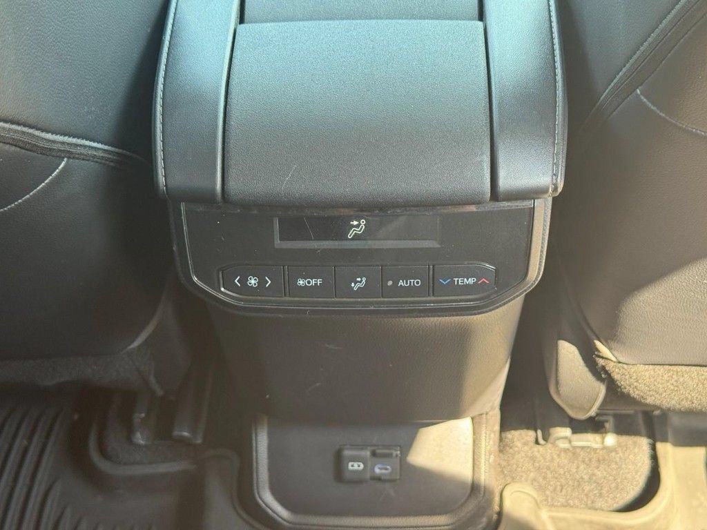 Used 2022 Toyota Highlander XLE AWD/4WD image 17