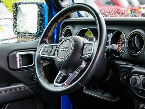 Used 2022 Jeep Gladiator Overland AWD/4WD image 13