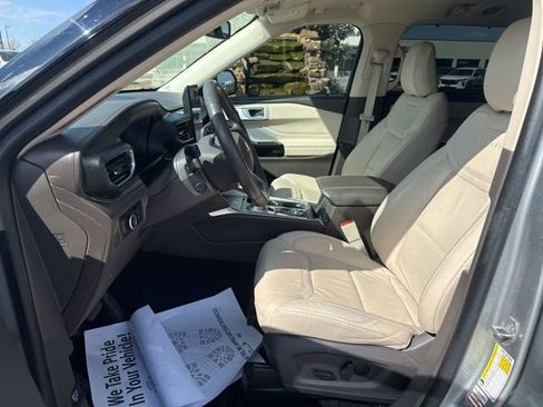 Used 2023 Ford Explorer Platinum w/ Technology Package AWD/4WD image 10