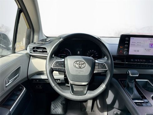 Used 2022 Toyota Sienna XLE image 24