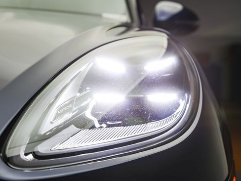 Used 2025 Porsche Macan image 11