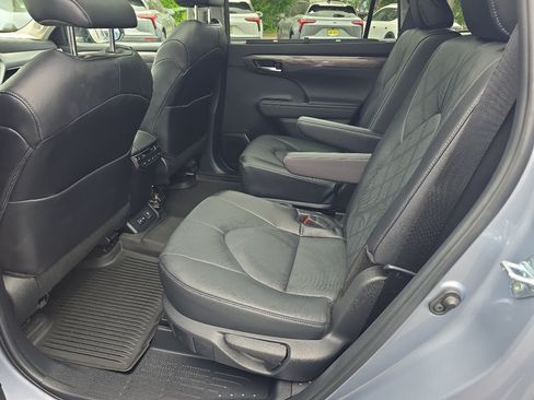Used 2024 Toyota Highlander Platinum AWD/4WD image 20