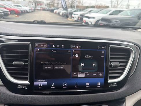 Used 2024 Chrysler Pacifica Touring-L image 14