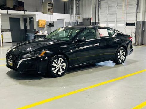 Used 2025 Nissan Altima 2.5 S FWD image 13