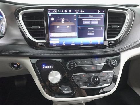 Used 2024 Chrysler Pacifica Touring-L image 16