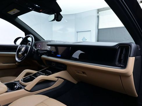 Certified 2024 Porsche Cayenne AWD/4WD image 18