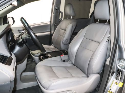 Used 2016 Toyota Sienna XLE Premium image 17