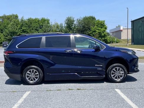 Used 2021 Toyota Sienna XLE w/ XLE Plus Package FWD image 9
