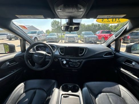 Used 2023 Chrysler Pacifica Touring-L w/ S Appearance Package AWD/4WD image 23