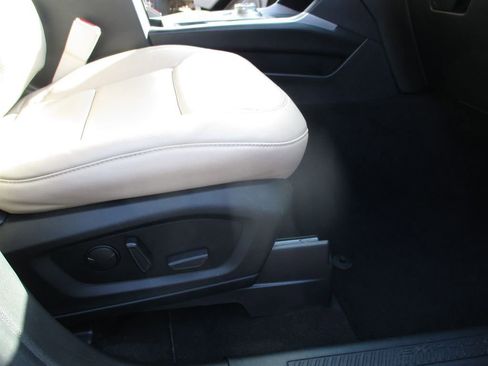 Used 2020 Ford Explorer XLT w/ Equipment Group 202A image 10