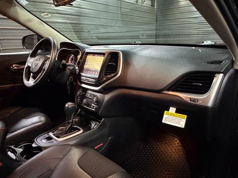 Used 2016 Jeep Cherokee Trailhawk w/ Cold Weather Group image 12