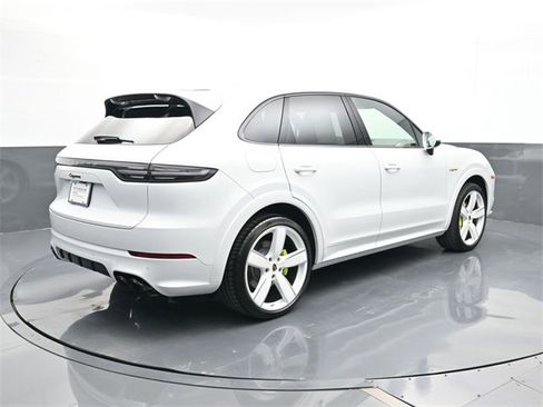 Used 2023 Porsche Cayenne Platinum Edition image 23