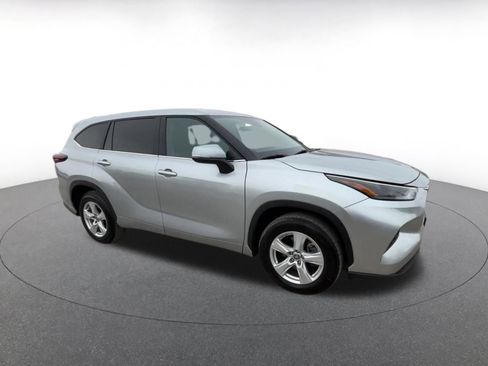 Used 2025 Toyota Highlander LE FWD image 2