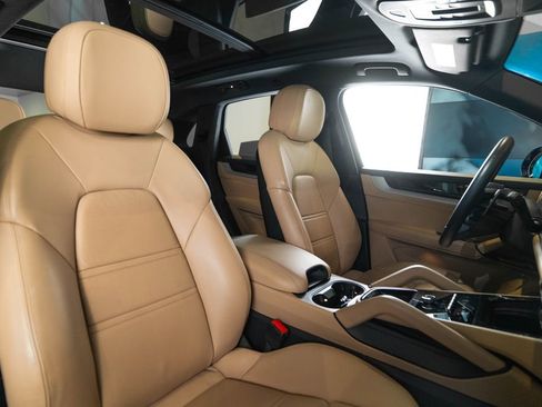 Certified 2024 Porsche Cayenne AWD/4WD image 18